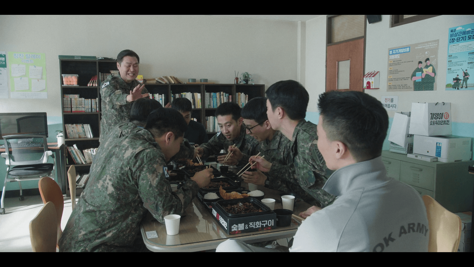 취사병 전설이 되다 7회 생활관에 모여 앉아 기영이 숯불치킨의 돼껍누들 메뉴를 폭풍 흡입하는 강림소초 대원들