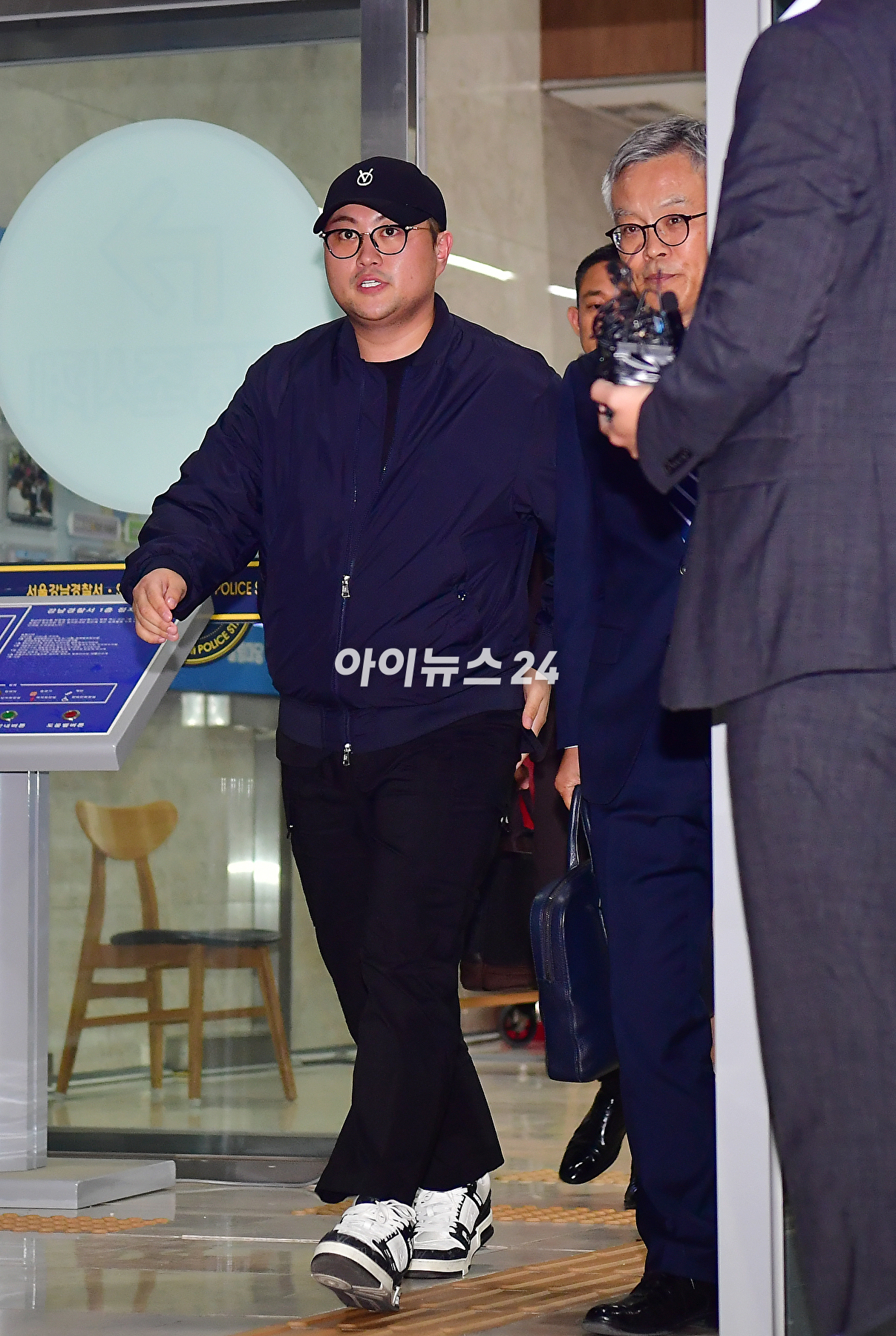 음주 뺑소니 혐의를 받는 트로트 가수 김호중이 21일 오후 서울 강남구 강남경찰서에서 조사를 마친 뒤 경찰서를 나서고 있다. [사진=곽영래 기자]