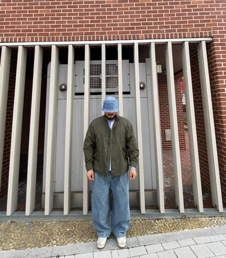 데일리룩('25. 11. 26.)루오에스펙 데님 버킷햇 벙거지, 무탠다드 크롭 필드 야상C-1 재킷, 필루미네이트 아르헨티나 스트라이프티셔츠, 무탠다드 벌룬 팬츠, 아디다스 드래곤