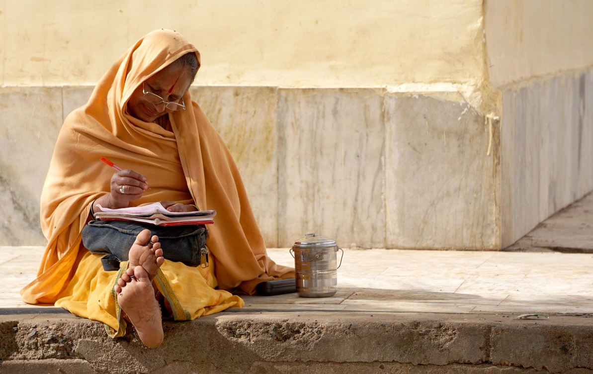 앉아있는 인도 여자