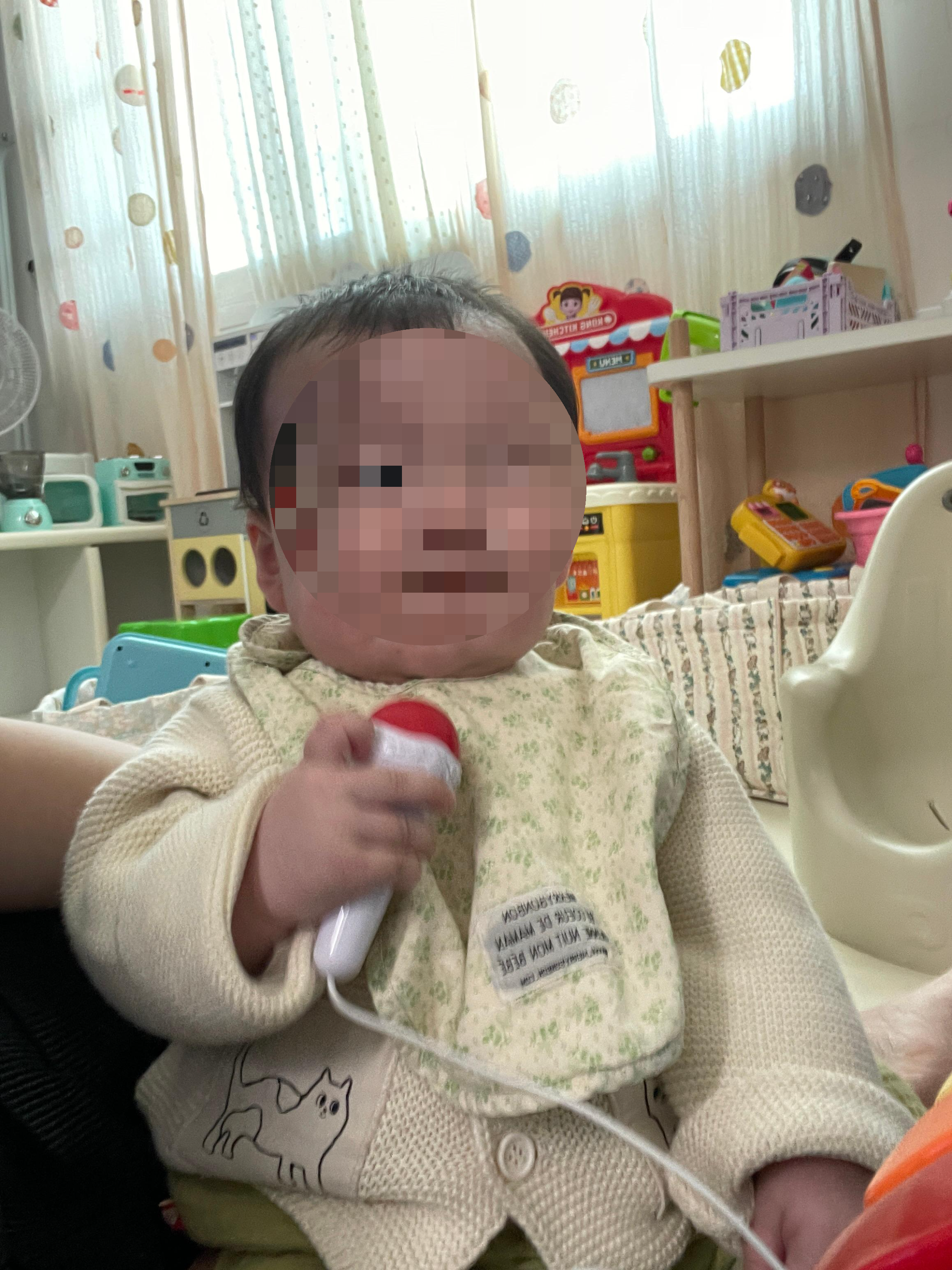 소리가 나는 마이크에 입을 대고 '아아'하는 아기