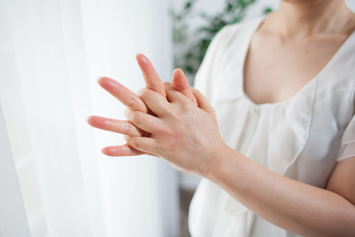 손이 차가운 여성