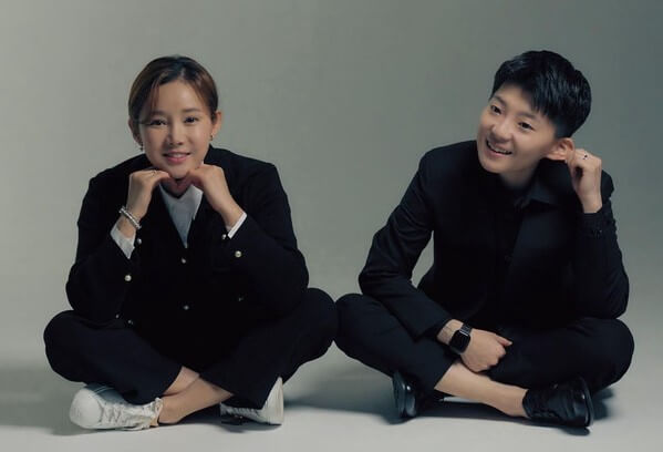 남현희와-전청조가-양반다리를-하고-나란히-앉아-웃고있는-사진으로-여성조선에서-캡쳐