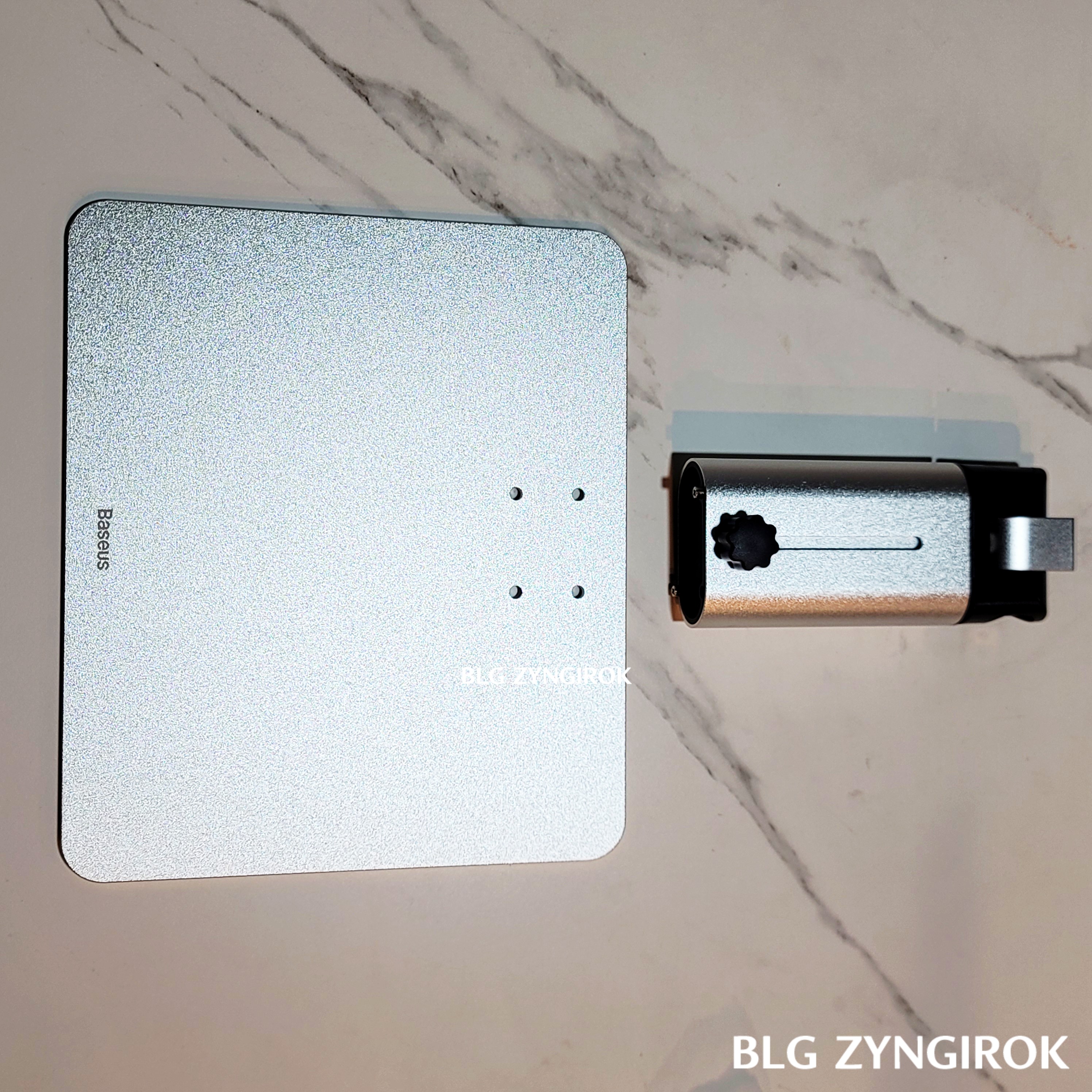 Baseus 노트북 거치대 하판과 기둥이 테이블 위에 놓여있는 모습이다.