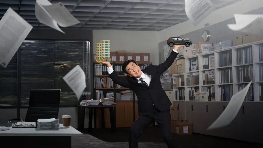 김부장이 두 손에 아파트와 자동차를 들고 힘겨워하는 모습