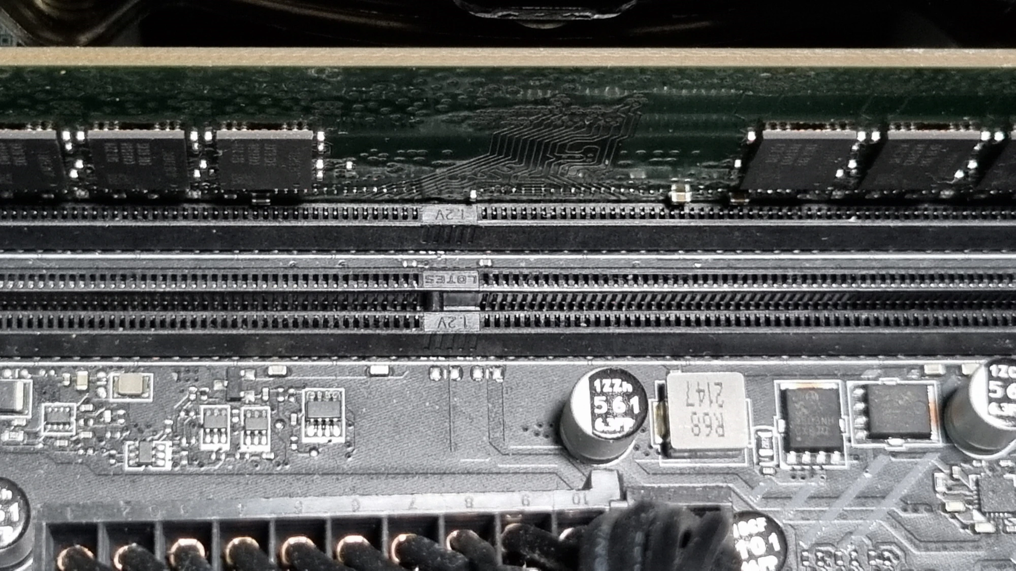 DDR4 램 끼우는 모습