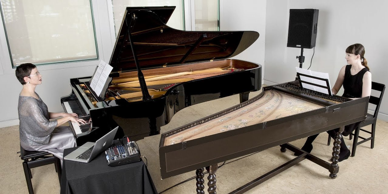 왼쪽부터 피아노, 하프시코드를 연주하고 있는 연주자들