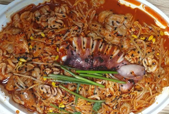 해물찜-오징어-콩나물-미나리-곤-이리-미더덕