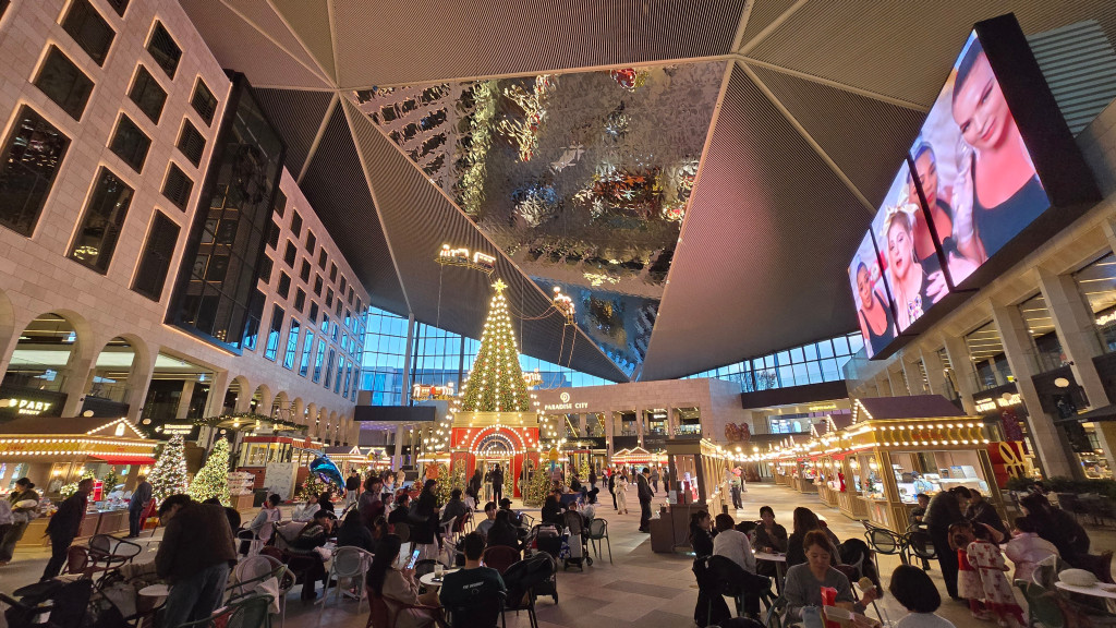 인천 파라다이스 시티 크리스마스 마켓 전경, 거대한 트리와 조명이 있는 실내 행사장 모습