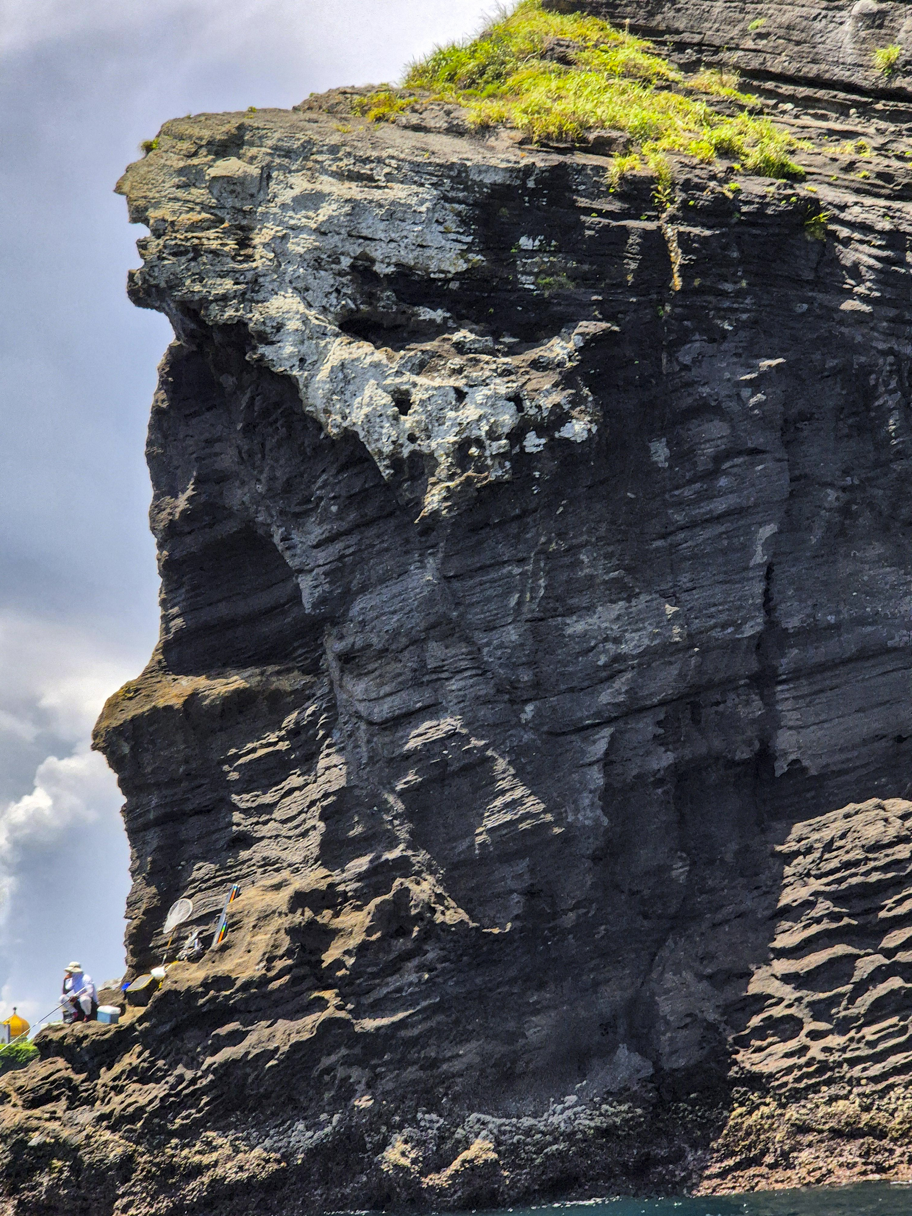 절벽에서 낚시하는 사람들