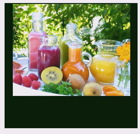 키위등 과일과 주스가 있는 테이블