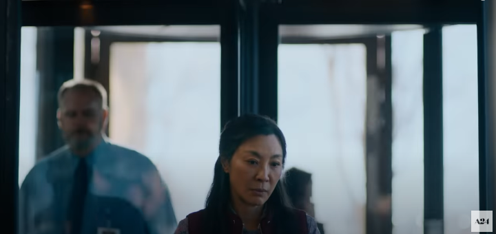 회전문앞에서서있는에블린