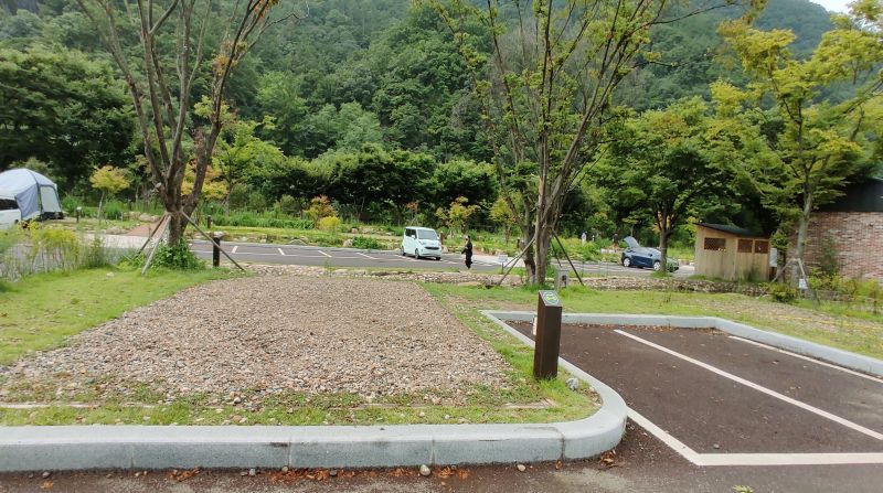 자갈바닥으로 되어있는 송계야영장 사이트