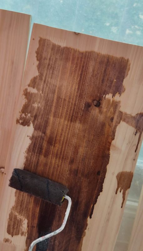 집성목에 오일스테인으로 바른 모습으로 나뭇결이 더 뚜렷해진모습