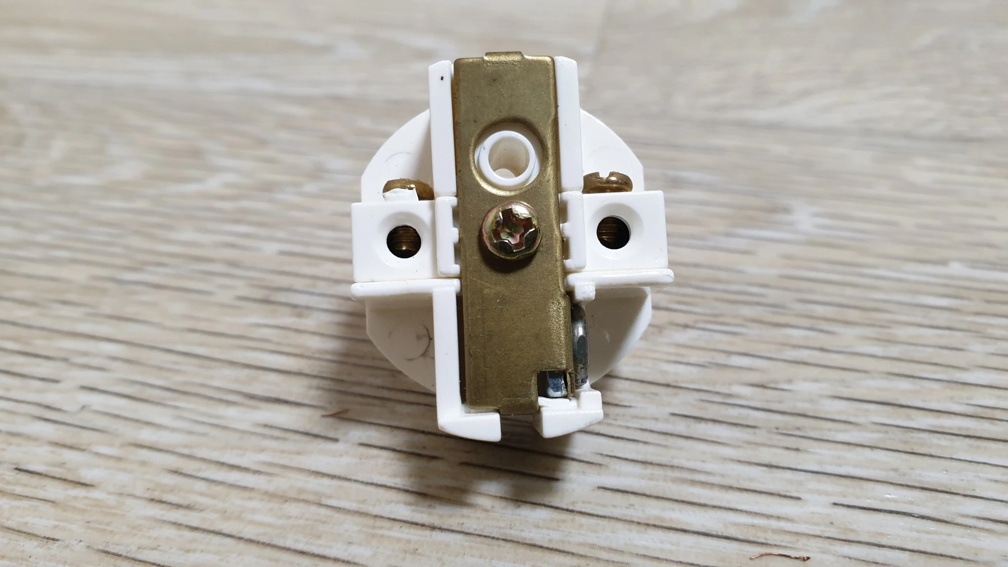 플러그 전원 단자