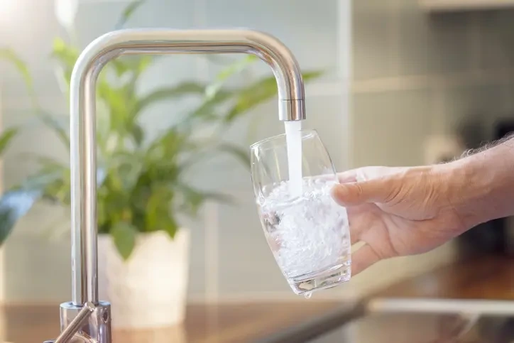 새로운 규제안은 PFAS 일종인 과불화옥탄산(PFOA)과 과불화옥탄술폰산(PFOS)의 함유량을 각각 0.004ppt이하와 0.02ppt이하로 강화했다