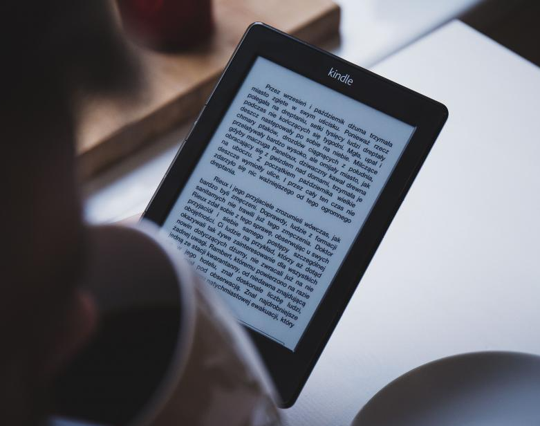 전자책을-보는-모습