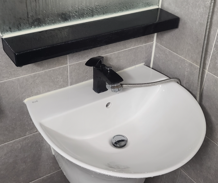 세면대 선반 물때 화장실 청소 유한락스 멀티액션 화장실청소용 물때 비누때 솔질 모서리 물청소 마무리