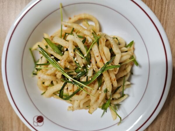 그릇에 담긴 새싹보리 무생채