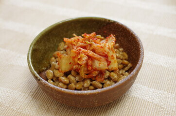 낫또 효능과 성분&amp;#44; 콩을 삶아 낫토균으로 발효 숙성시켜 만든 발효 콩 식품이다. 