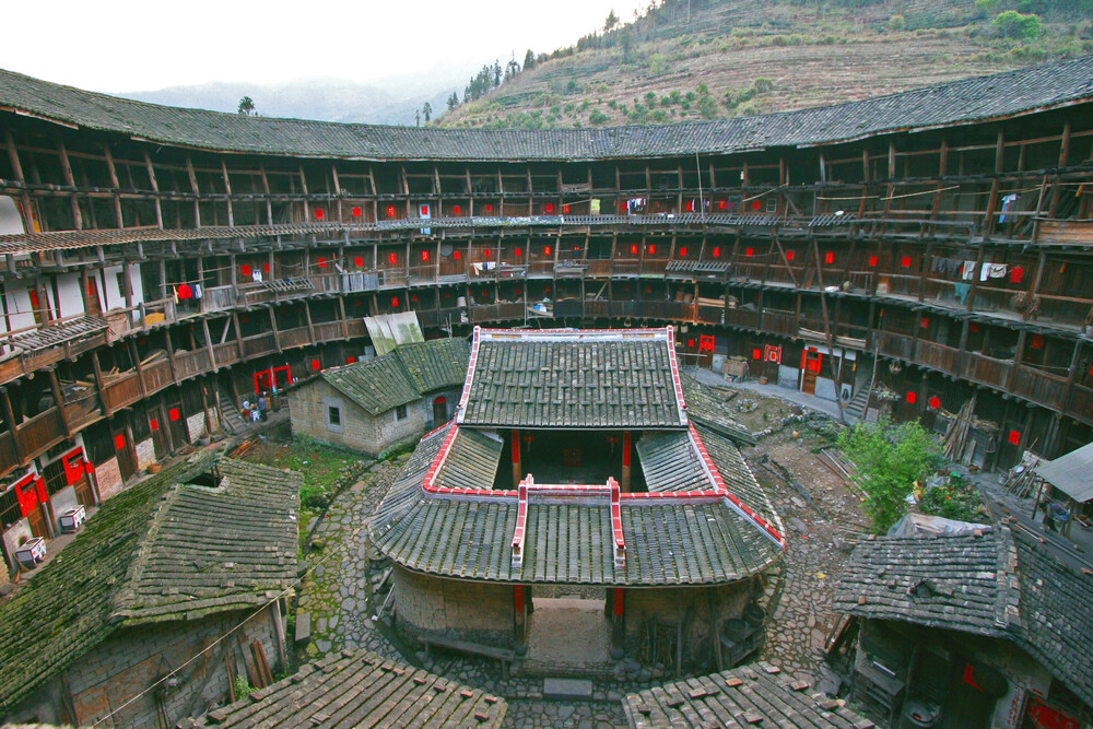중국 푸젠성의 원형 토루 내부 전경, 중앙 마당을 둘러싼 공동체 주거 공간. Interior courtyard of a traditional round Tulou in Yongding County, Fujian, China