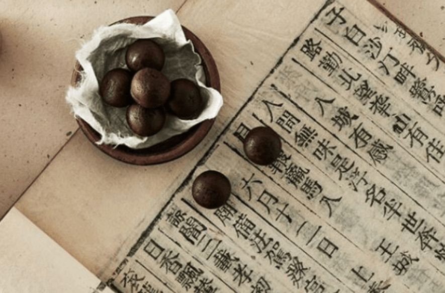 동의보감-위에-놓여진-여러개-침향환