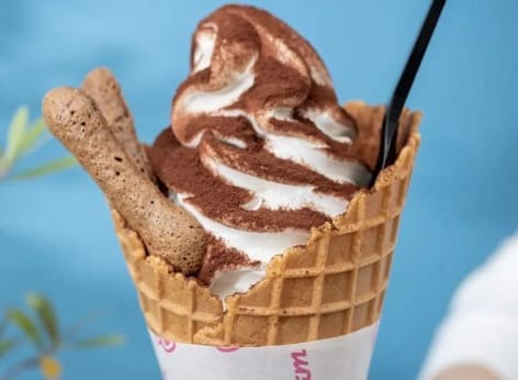 소프트 아이스크림이 와플 콘 안에 들어가 있다.