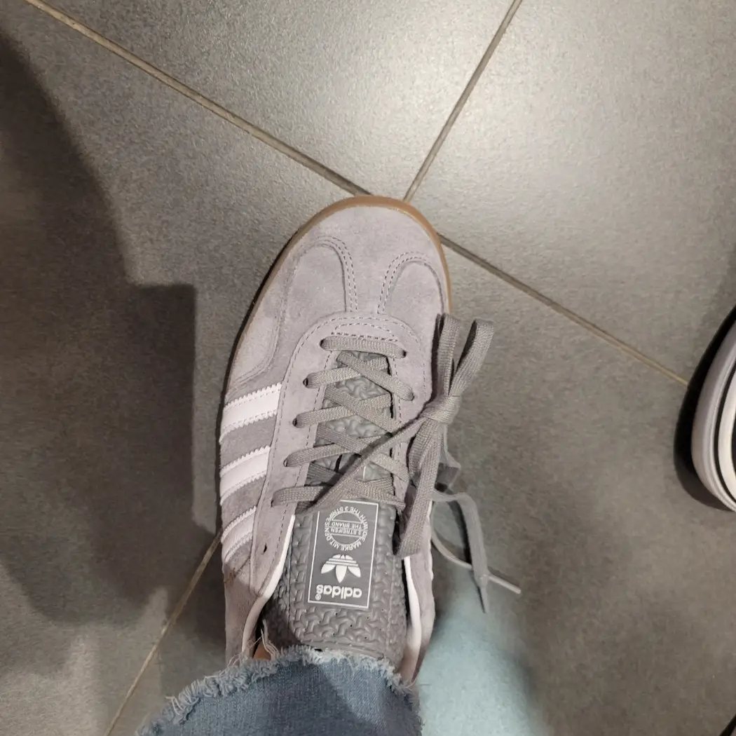 아이다스 가젤 인도어 그레이 착용