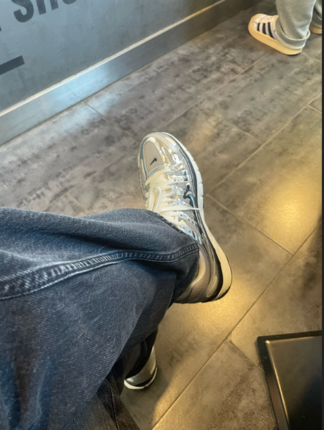 나이키 P6000 카페에서 착용