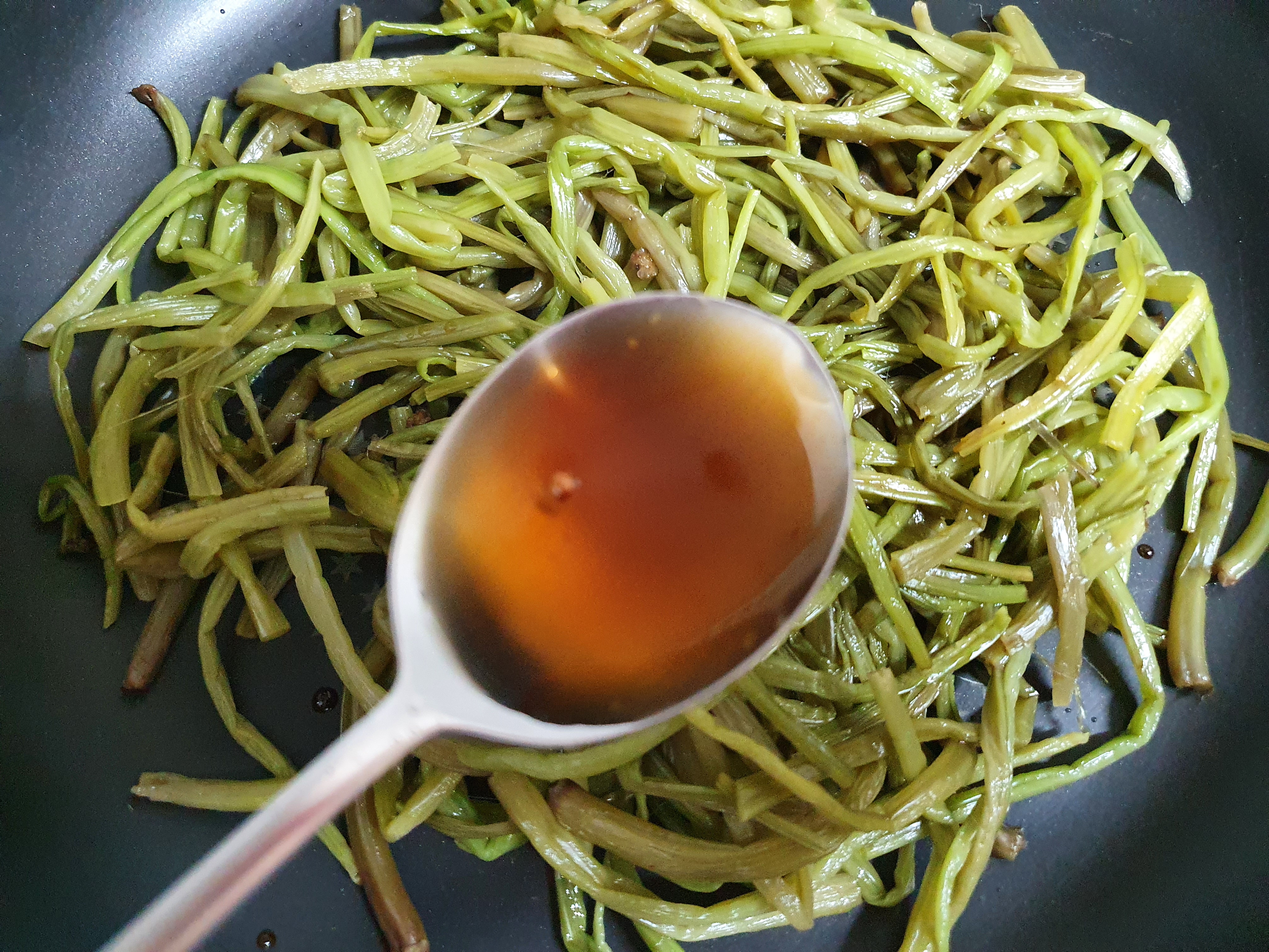 고구마순 볶음&amp;#44; 부드럽게 볶는법 고구마순 손질법