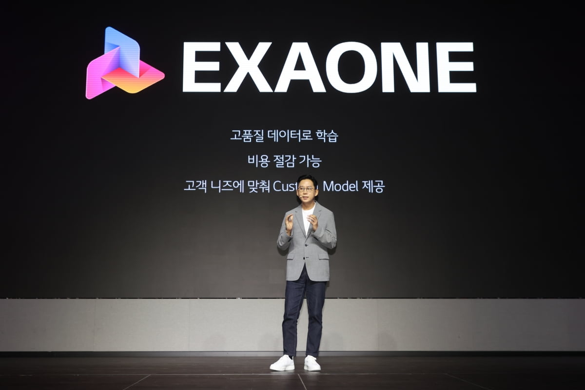 배경훈 LG AI 연구원장이 지난해 LG 사이언스파크에서 AI 플랫폼 '엑사원 2.0'을 소개했다