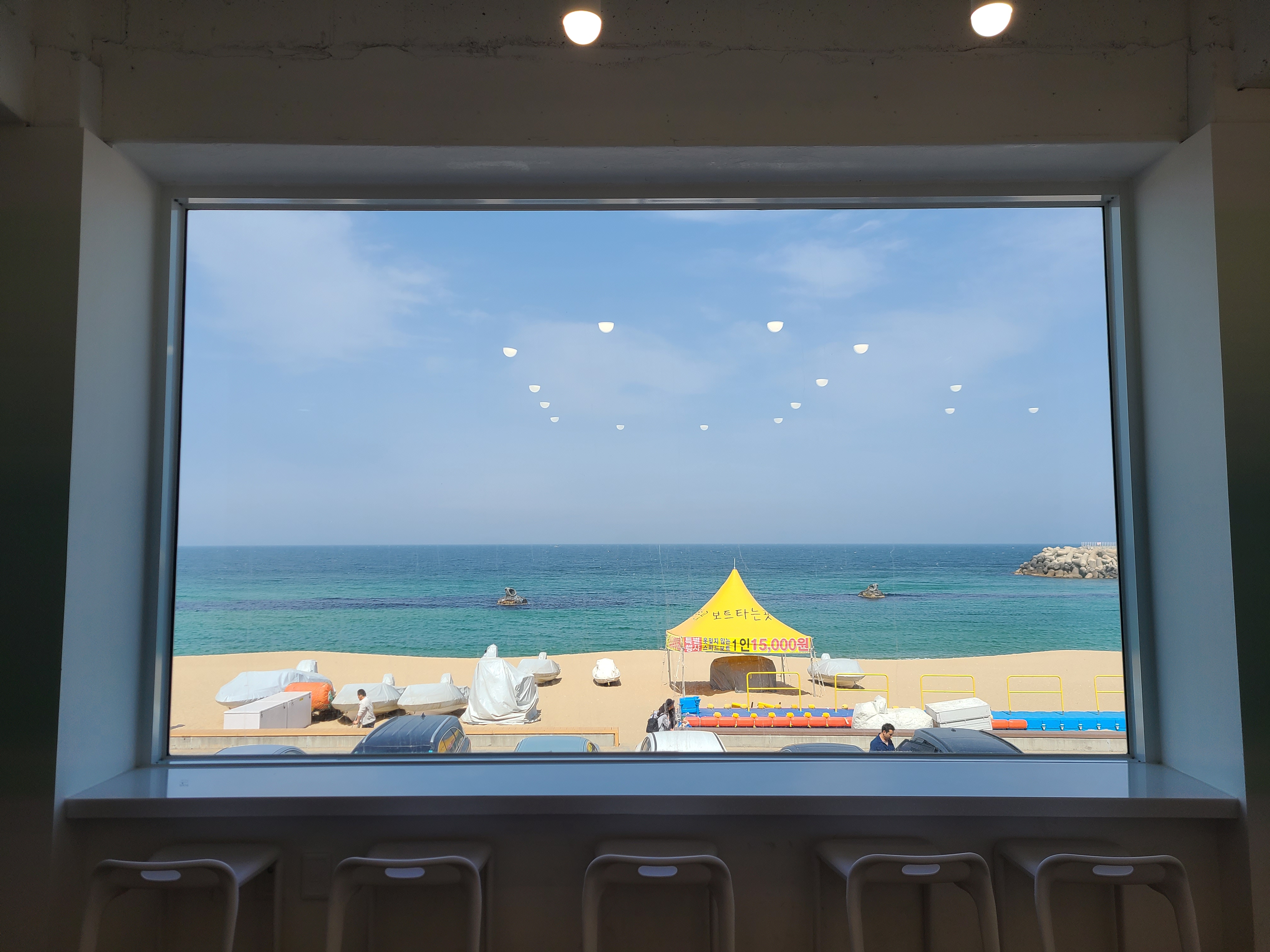 안목해변 카페 레오파드 2층 창가 뷰