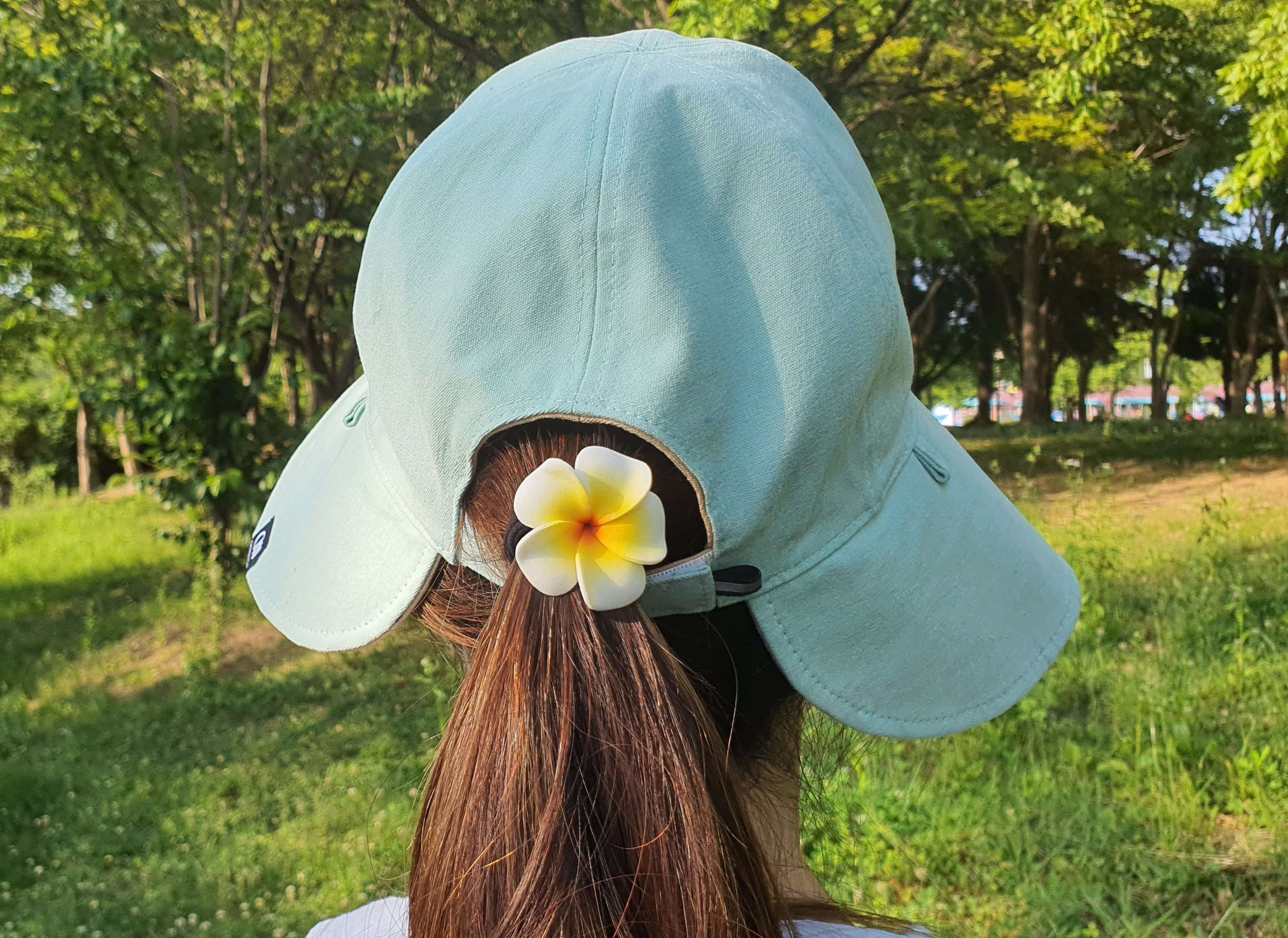 긴머리를-꽃머리끈으로-묶은-뒷모습