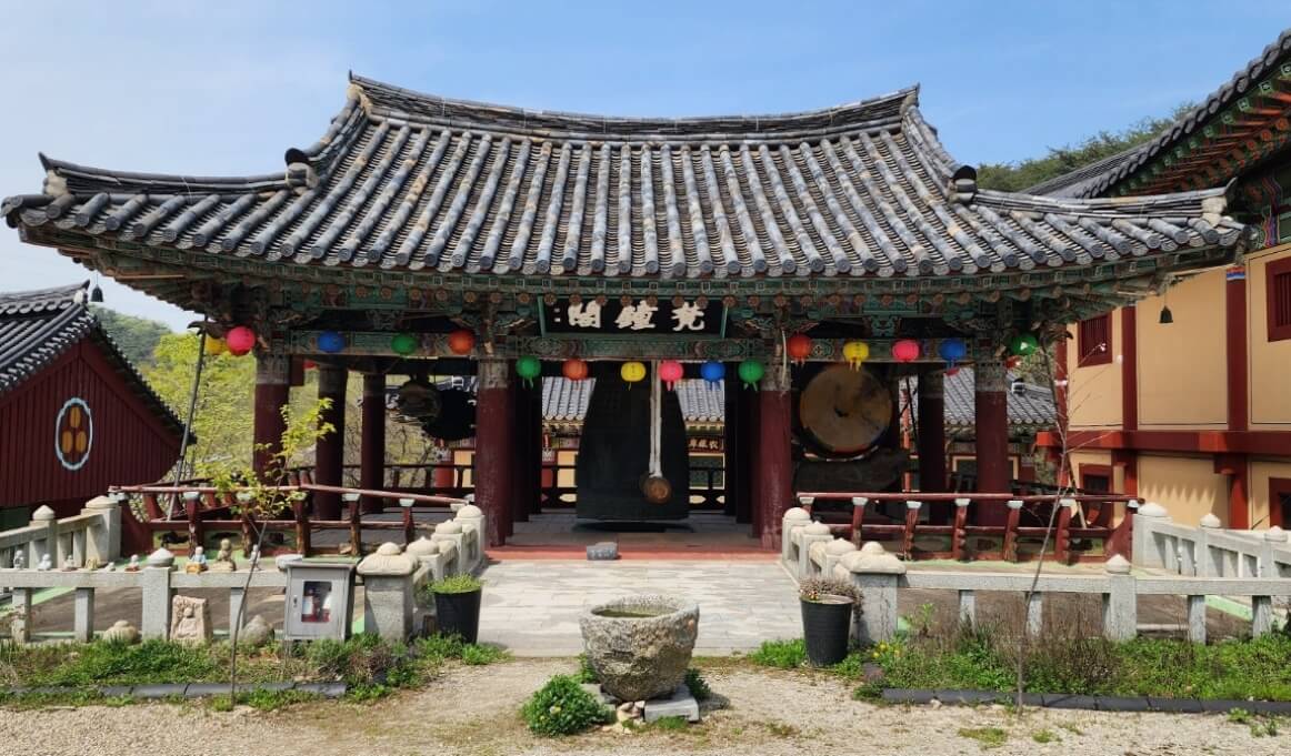 여수 흥국사 : 나라가 잘되길 기원하는 염원을 담은 호국 불교의 성지 고려후기 승려 보조국사 지눌이 창건한 사찰