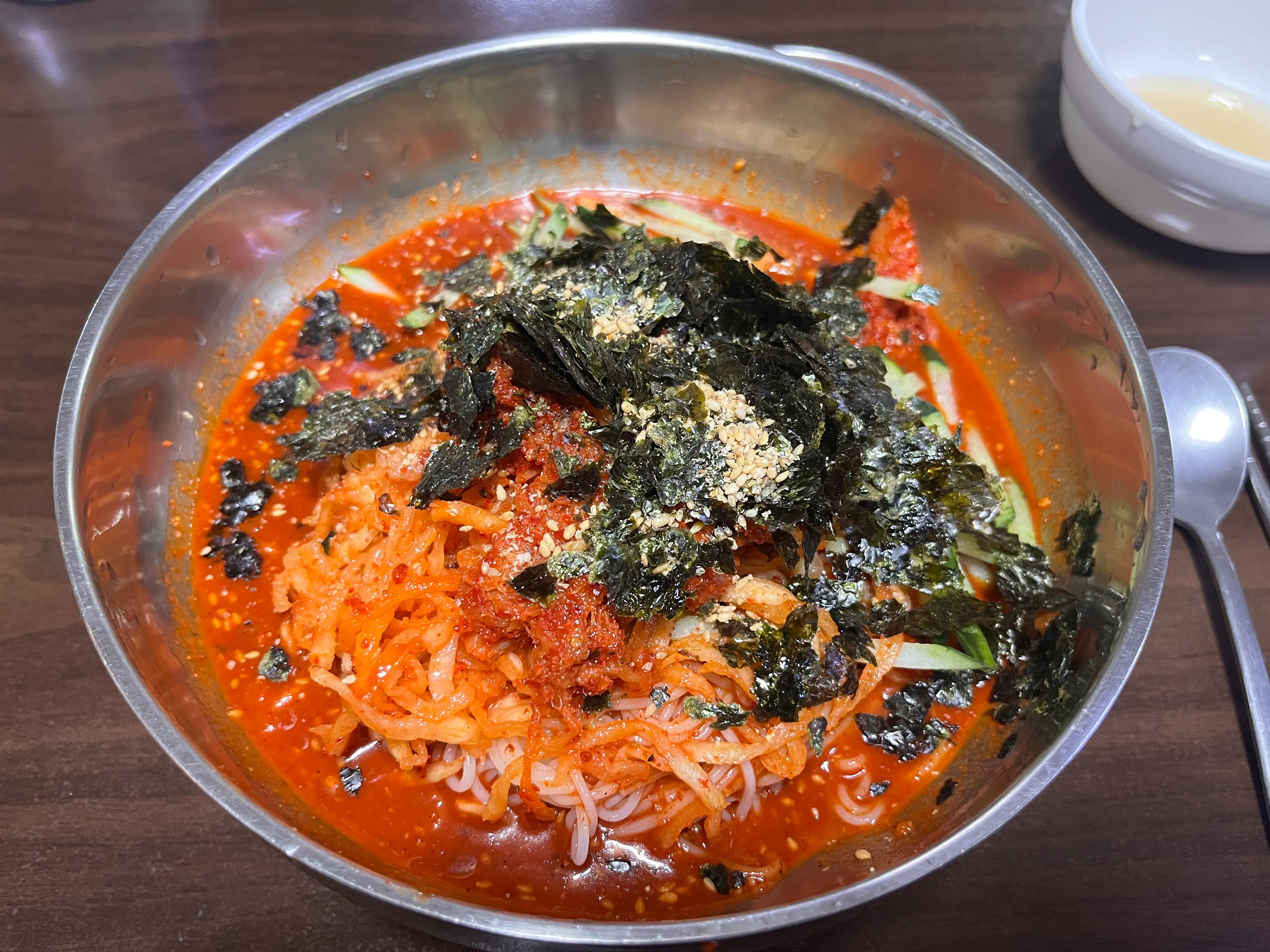 비빔국수 한 그릇이 양푼 그릇에 담겨 있는 모습