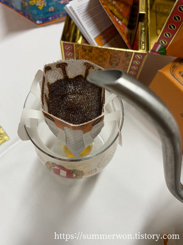 바샤커피 드립백 커피 내리는 사진