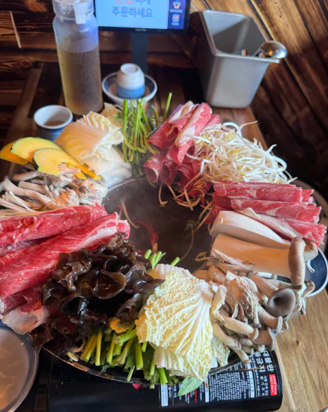 생생정보 대결 맛 대 맛 철판 삼겹살 해물 전골 vs 철판 오겹살 수육 한 상 음식점 위치