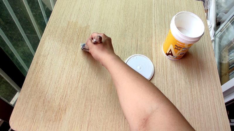 바니쉬를 발라주는 모습