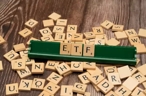 나무 타일로 만든 단어 'ETF', 투자 개념을 상징하는 이미지