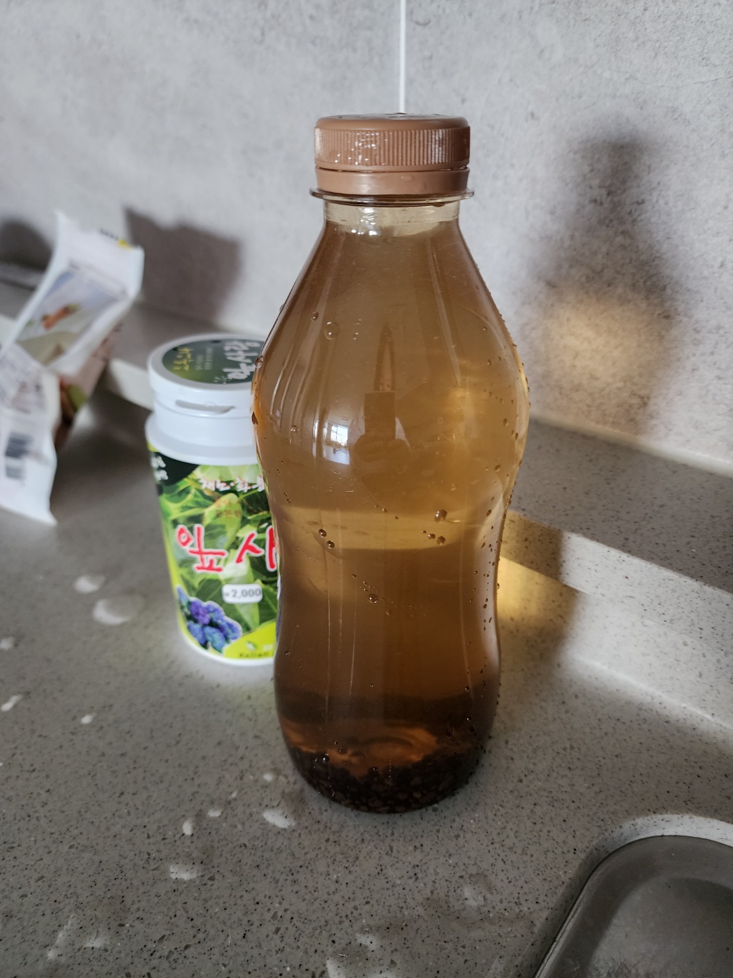 빈패트병에 알갱이와 물을 넣어 녹이는중