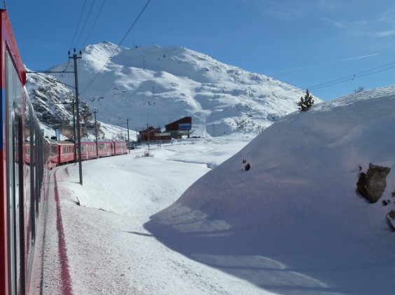 빙하를 달리는 특급열차의 사진