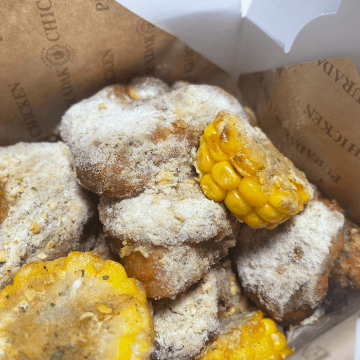 시즈닝이 뿌려진 치킨과 옥수수