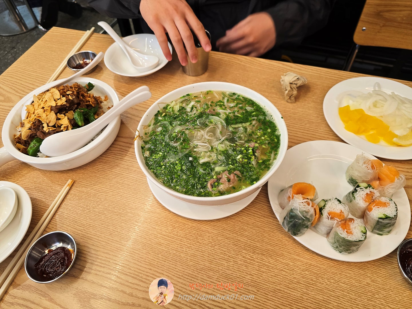 미트 힐 라이스, 소고기 쌀국수, 연어 스프링롤