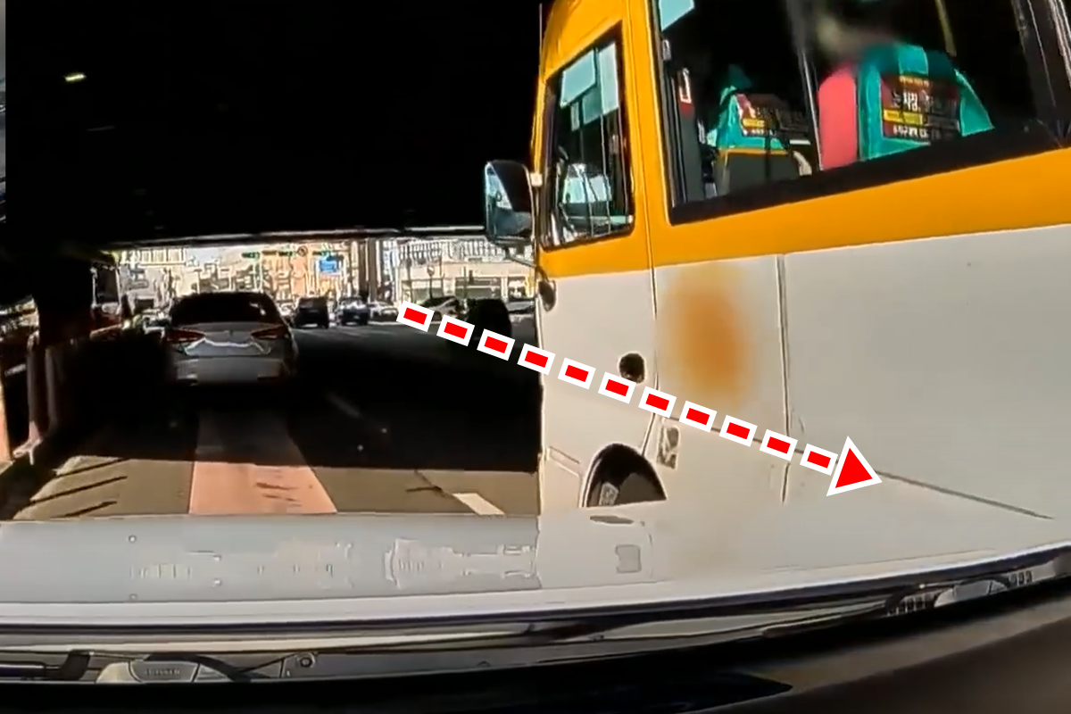 비상등 켜고 난폭운전을 하는 버스