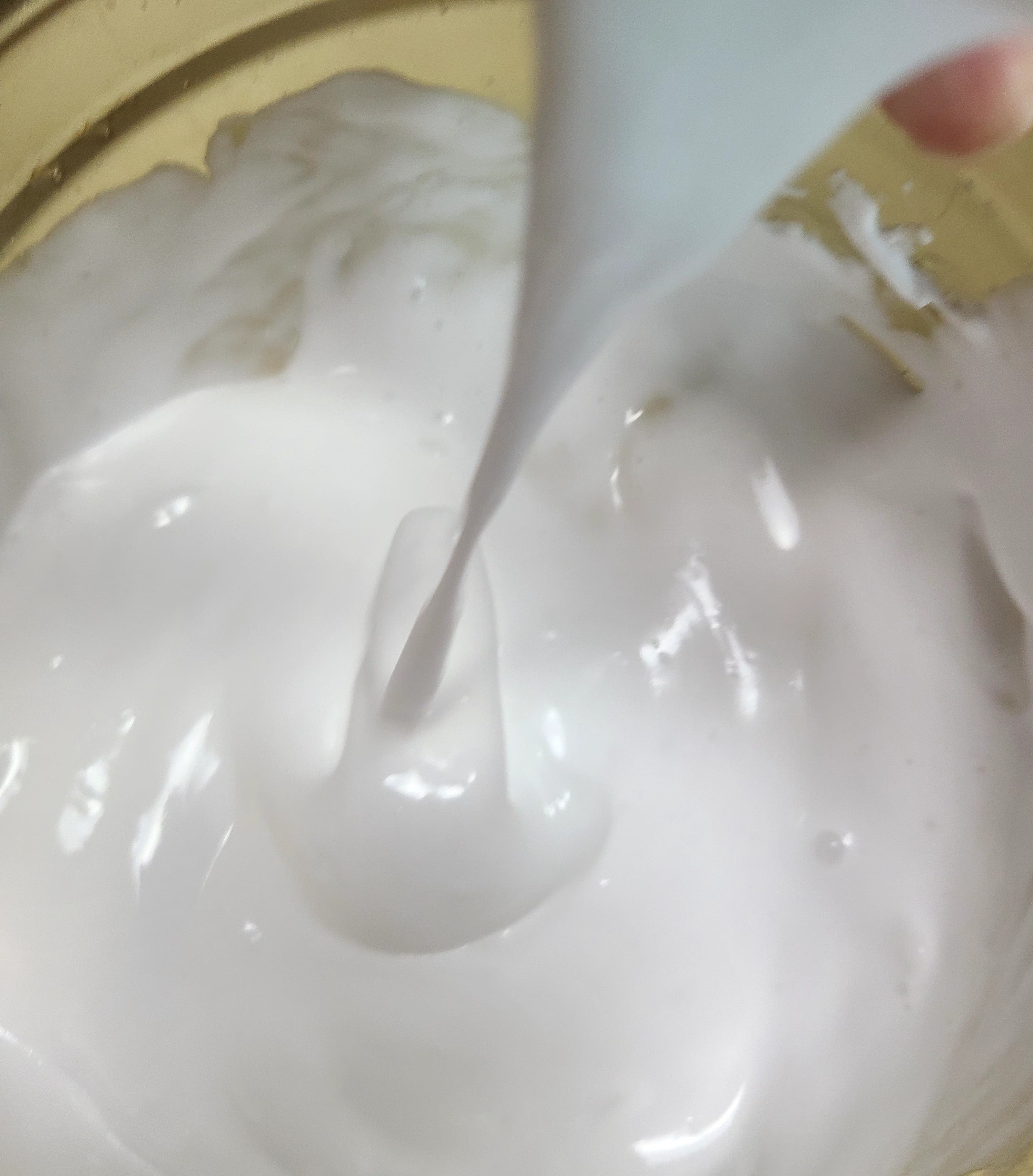 계속 섞는 과정에서 점도를 확인하는 사진입니다.