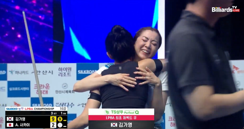 LPBA 최초 퍼펙트큐 수상자 김가영과 포옹을 하는 사카이 아야코 선수