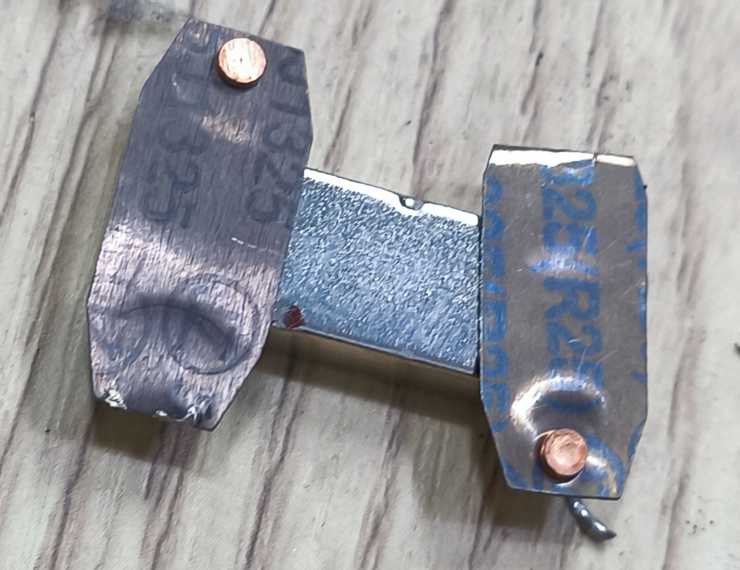 전류량(온도)에 따라서 휘어지는 금속판 (바이메탈)