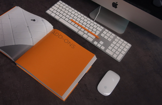 바탕화면의 파일들을 하나의 폴더로 몰아넣어 깔끔하게 정리한 화면