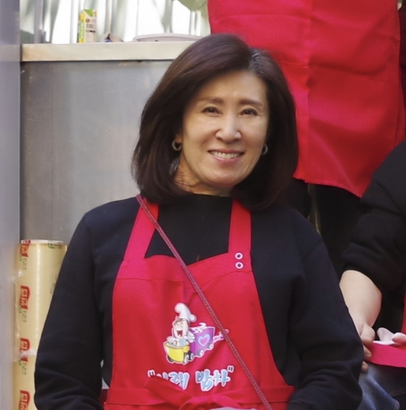 김옥란 이사장과 그녀의 딸 공효진 &#39;사랑의 밥차&#39;로 사랑을 나누는 방법_붉은 앞치마를 두른 김옥란 이사장