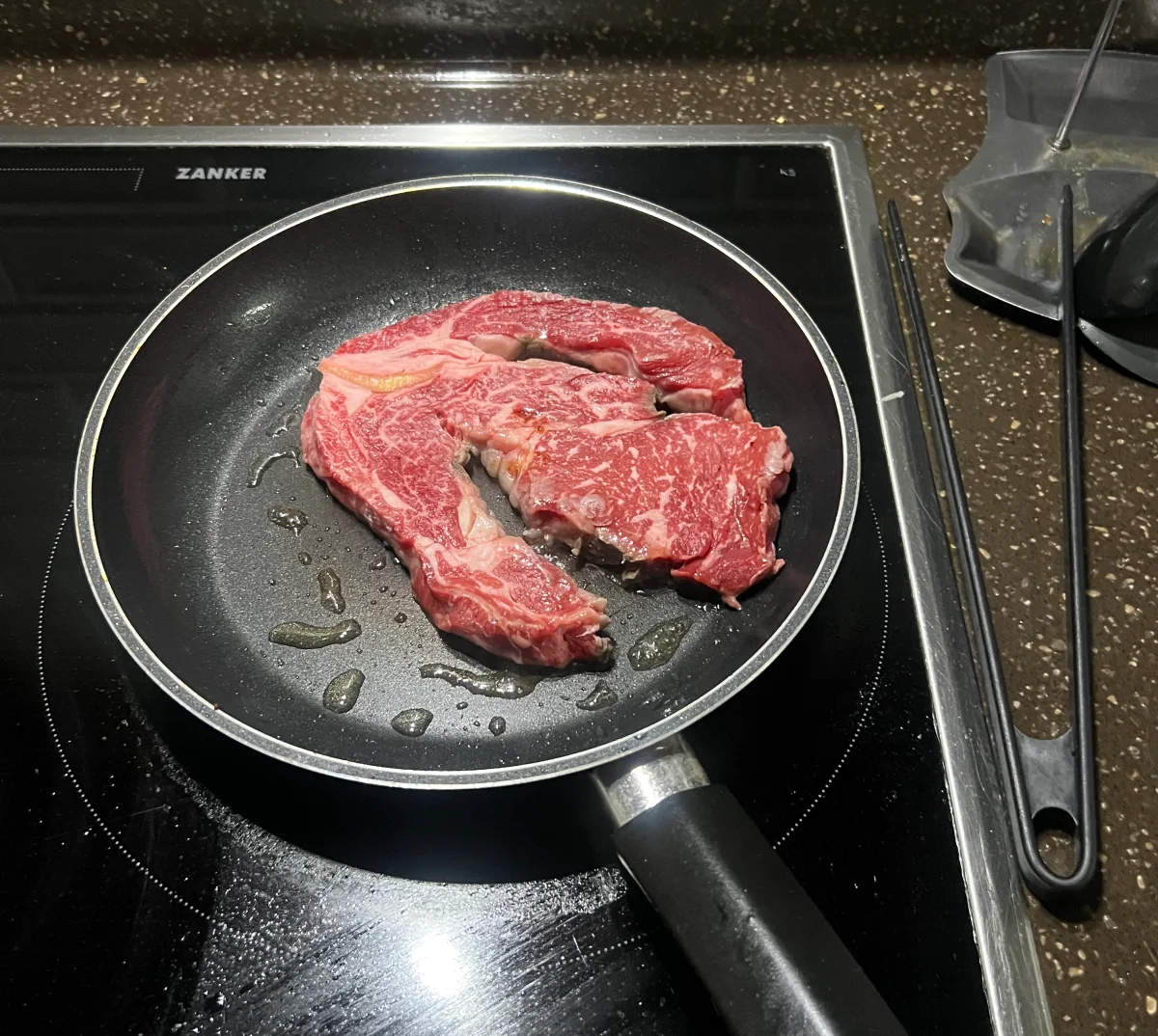 프라이팬에-올려진-소고기